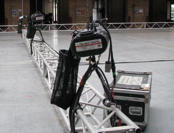 Stage lighting truss hoist